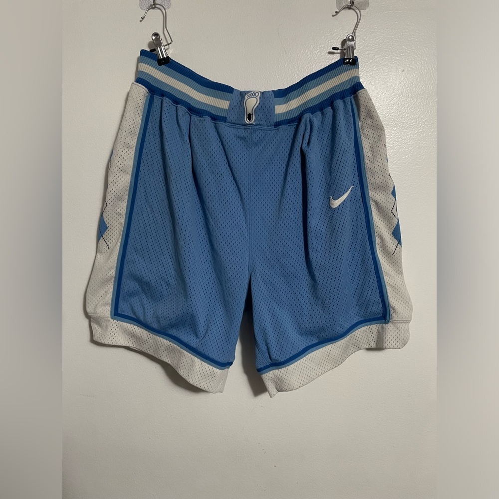 Vintage Nike Team North Carolina Tar Heels UNC Basketball Mesh Shorts USA